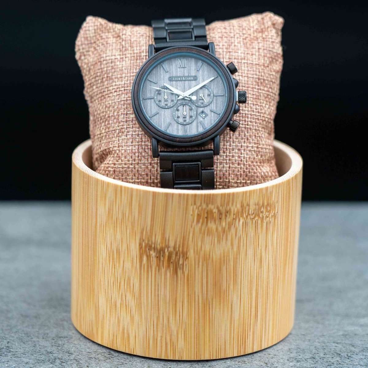 Ribe Chronograph Holzuhr von Licht & Laub, Nahaufnahme am Handgelenk