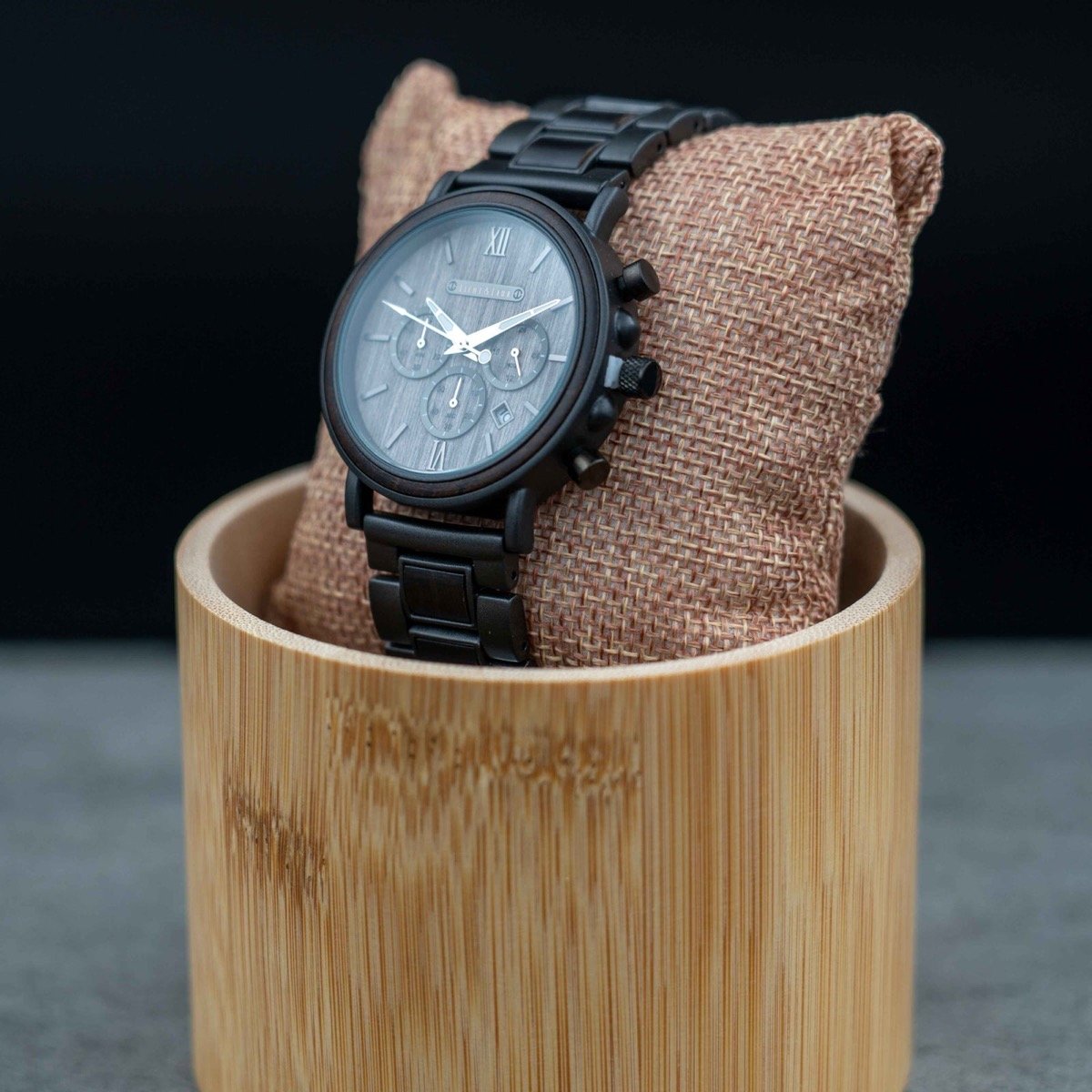 Ribe Chronograph Zifferblatt aus grauem Zedernholz, Detailaufnahme