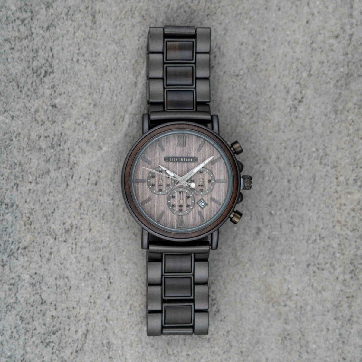 Ribe Chronograph flach liegend, Zifferblatt aus grauem Zedernholz im Detail